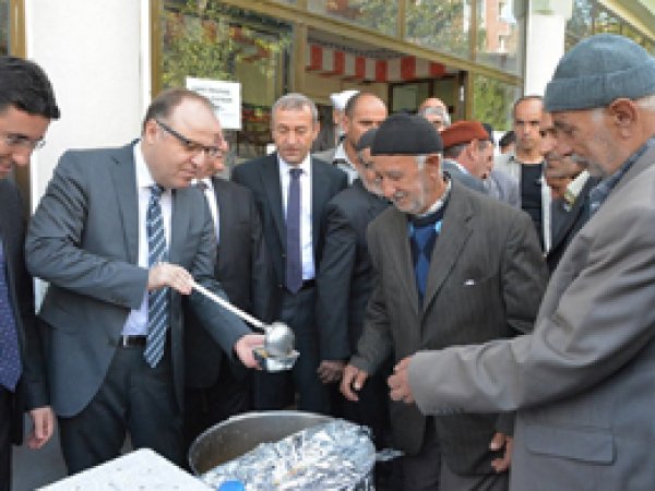 Siirt'te halka Aşure dağıtıldı