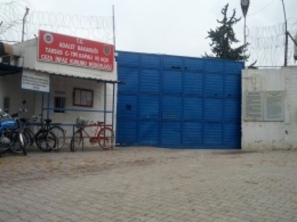 Cezaevi bahçesinde tabancayla vuruldu