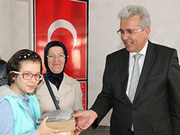 Antep'te engelli öğrencilere tablet dağıtıldı