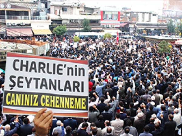 Diyarbakır halkından çirkin afişlere sert tepki