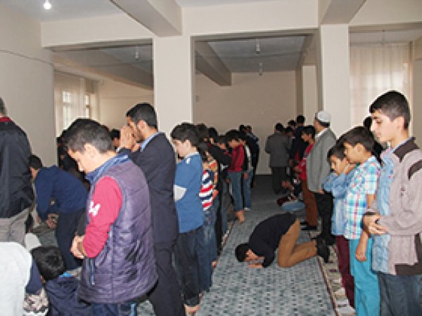 İmam Hatip Okulunda Cuma namazı kılındı