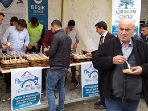 Beşir-Der Ağrı'da aşure dağıttı