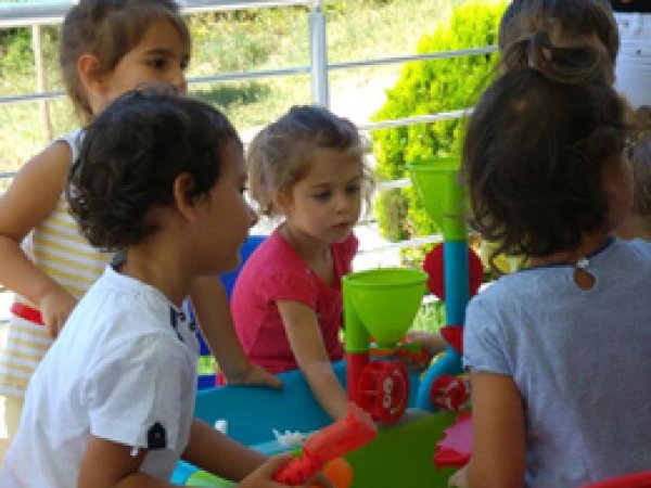'Çocuklarınıza süslü bebek almayın'