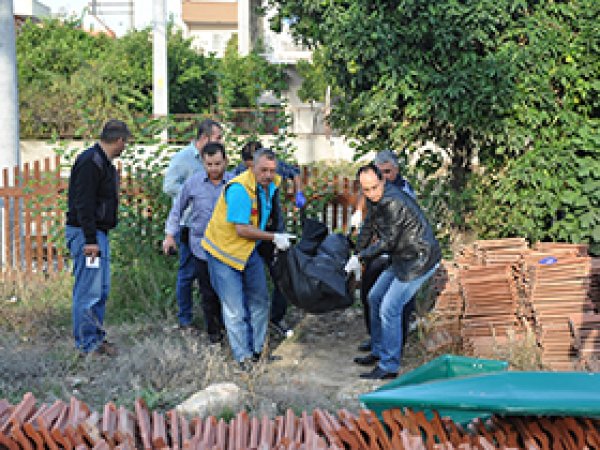 Tarsus'ta başı ezilmiş erkek cesedi bulundu