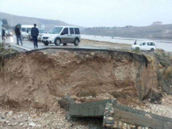 Şırnak-Cizre kara yolu yağmur nedeniyle çöktü 