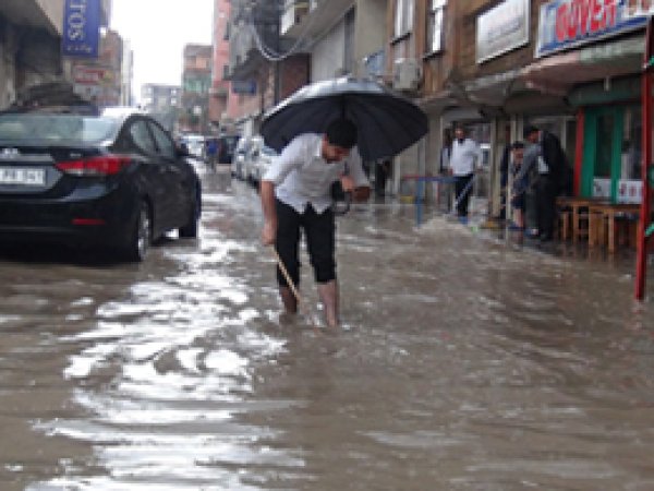 Kızıltepe'de aniden bastıran yağmur hayatı felç etti