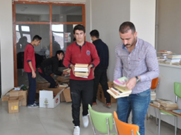 Urla Kaymakamlığı'ndan Silopi'ye kitap desteği