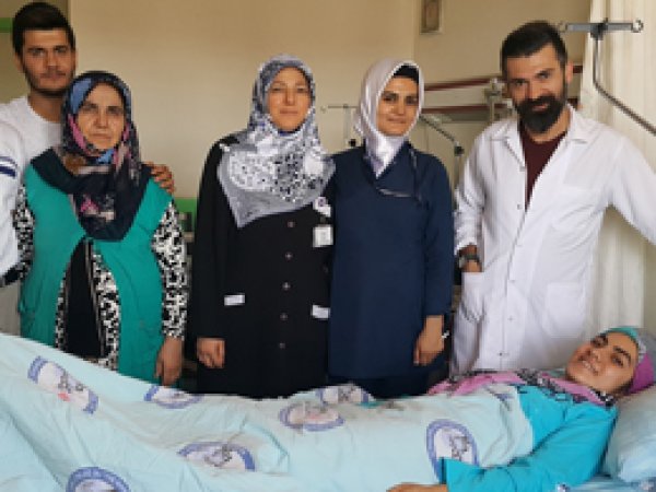 Hastaneye felçli gitti, yürüyerek taburcu oldu