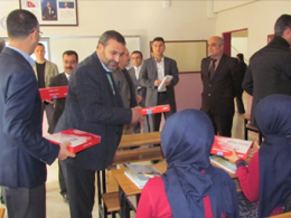 Siverek'te öğrencilere tablet dağıtıldı