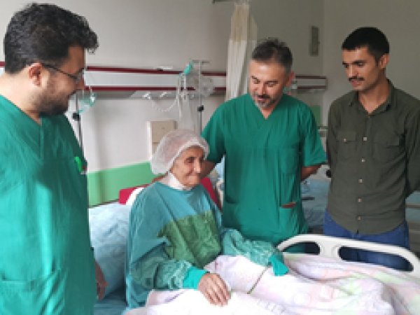82 yaşındaki hastanın dört damarı değiştirildi