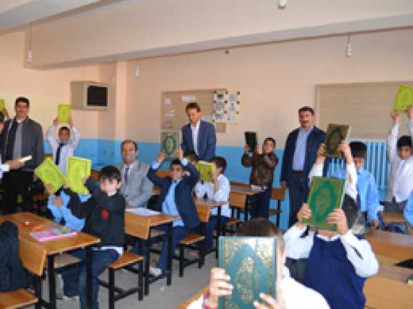 Öğlecilere Kur'an-ı Kerim dağıtıldı