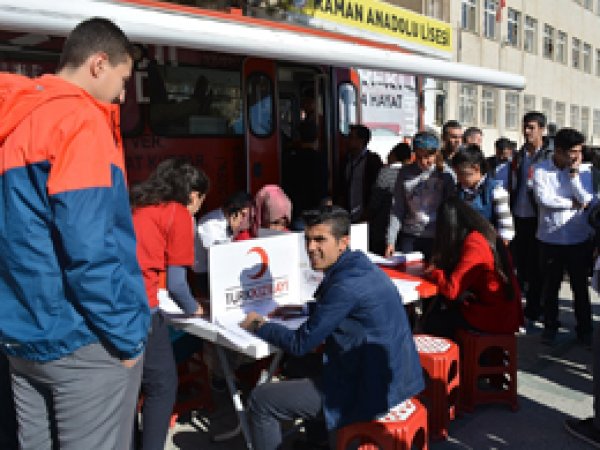 Batmanlı öğrencilerden Kızılay'a kan bağışı