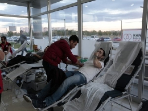 Öğrencilerden kan bağışı kampanyasına destek