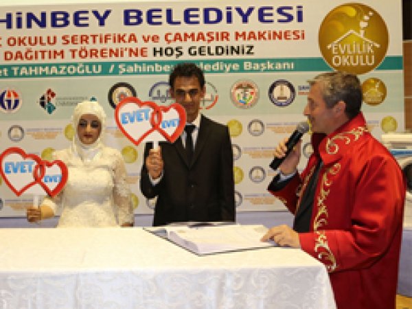 Evlilik okuluna katılan kursiyerlere sertifika verildi