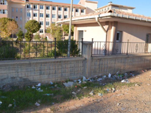 Okul bahçesi çöpten geçilmiyor