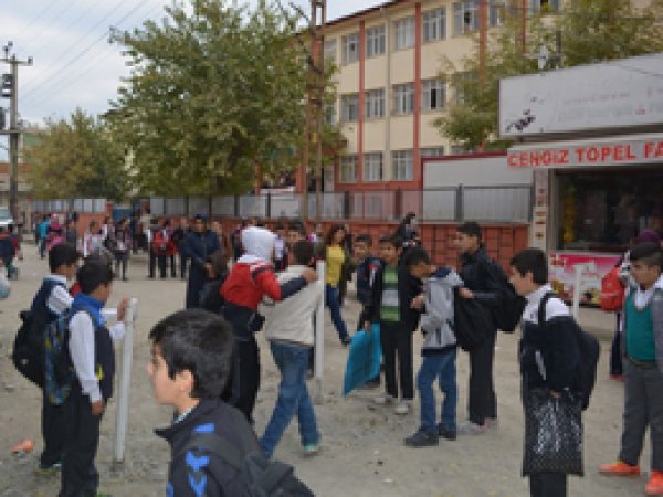Öğrenci velileri trafiğe açılan sokağa tepkili