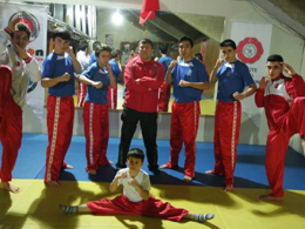 Kickboks vesilesiyle gençler namaza başlıyor