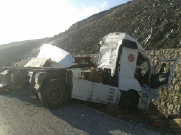 Doğubayazıt bir TIR istinat duvarına çarptı