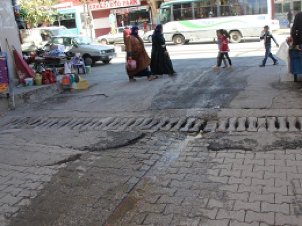 Altyapı yetersizliği esnafı mağdur ediyor