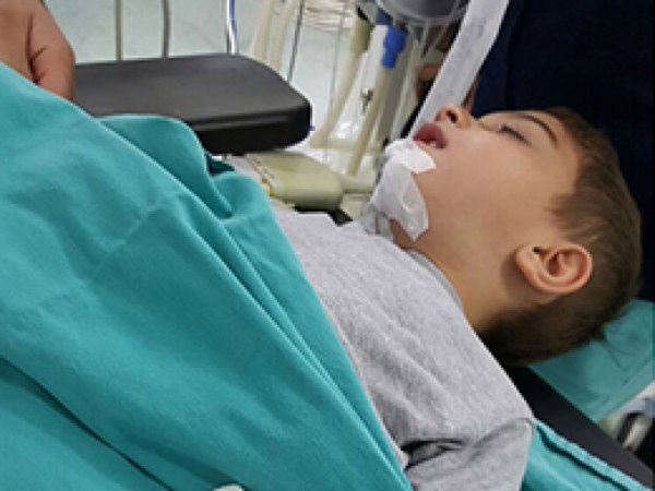 Metal kolye yutan çocuk ölümden döndü
