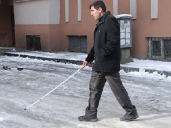 Engelli hali ile ailesini geçindiriyor