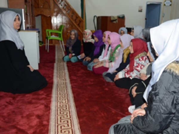 Hanım sahabeleri örnek almaya çalışıyorlar