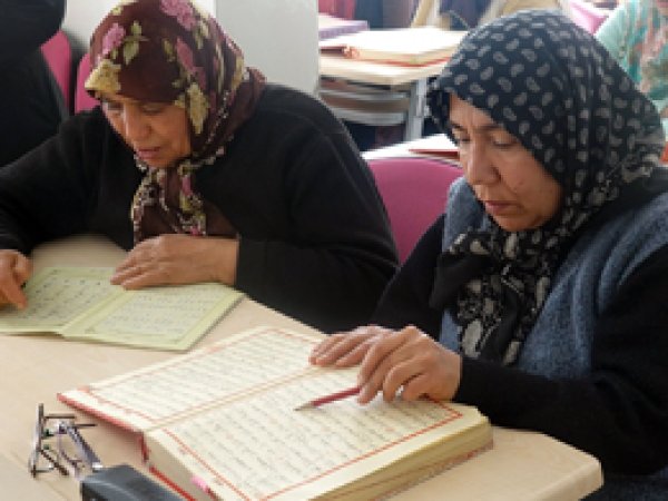 Yaşlı teyzelerin örnek Kur'an öğrenme azmi