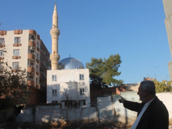 Minare caminin içinde kaldı