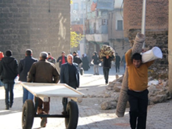 'Hendek ve barikat kurulan yerlerde göç'