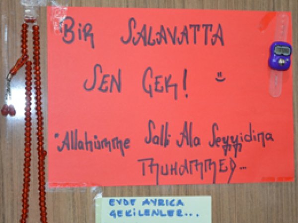 Öğrencilerden 'Bir salavat da sen çek' kampanyası