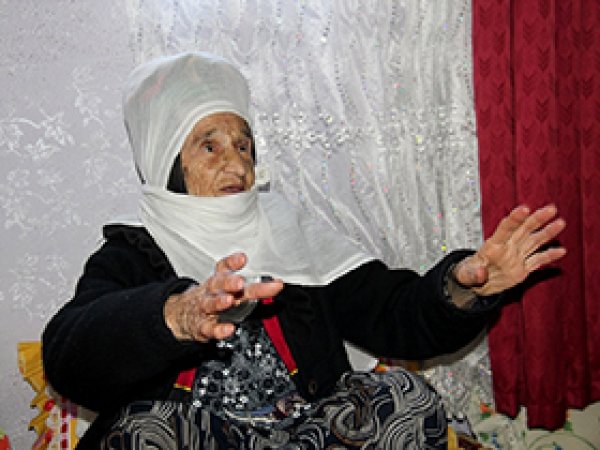 Yaşlı kadın hayırseverlerden yardım bekliyor