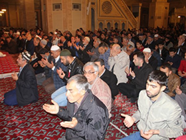 Adanalılar Mevlid Kandili'nde camilere koştu