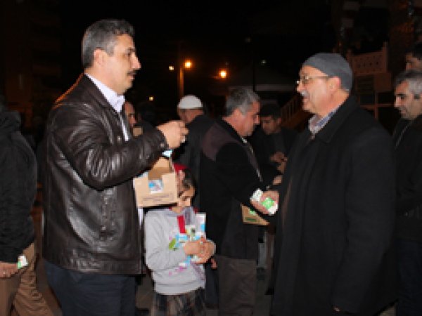 Diyarbakır'da Mevlit Kandilinde süt dağıtıldı