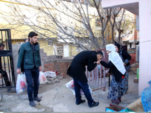 Öğrencilerden muhtaç aileye yardım
