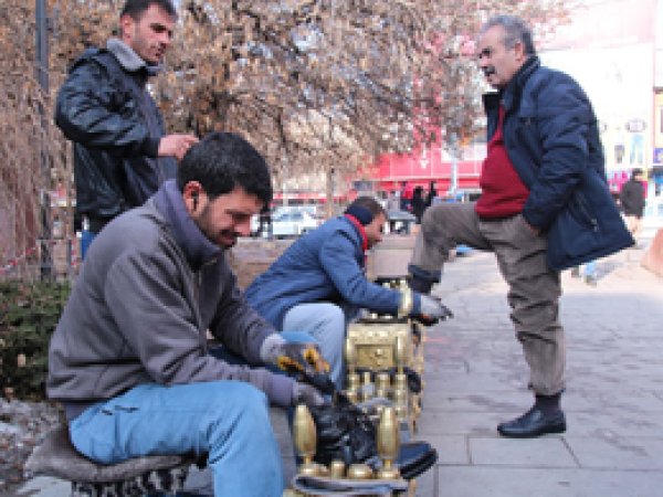 Vanlı ayakkabı boyacılarının kış çilesi