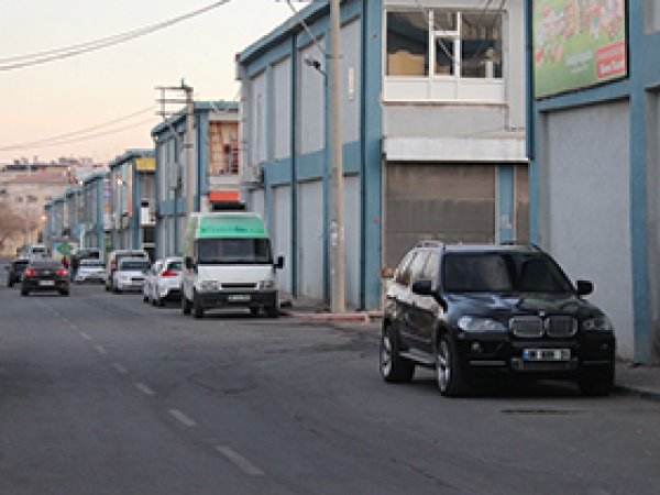 Çatışmalardan dükkânlarını açamıyorlar