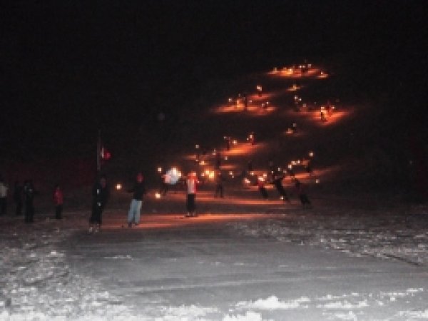 Bitlis'te havai fişekli kayak gösterisi