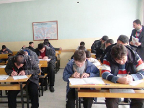 Bitlis'te siyer sınavı yoğun bir katılımla başladı