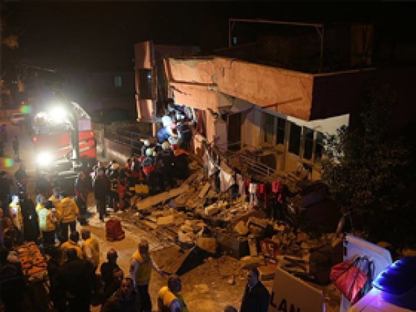 Mersin'de 2 katlı bina çöktü: 5 yaralı