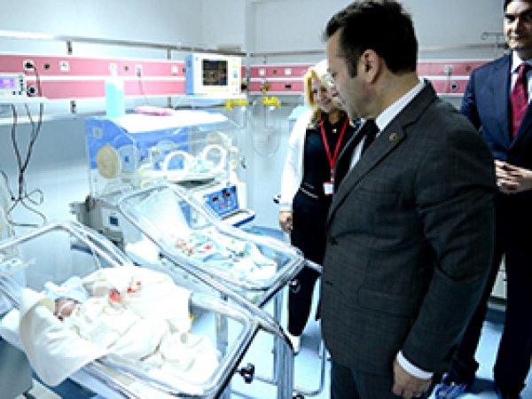 Vali Aksoy üçüz bebekleri ziyaret etti