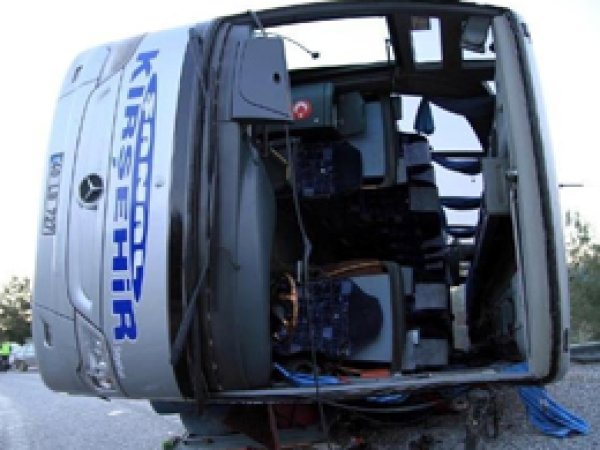 Antalya'da otobüs devrildi: 1'i ağır, 37 yaralı
