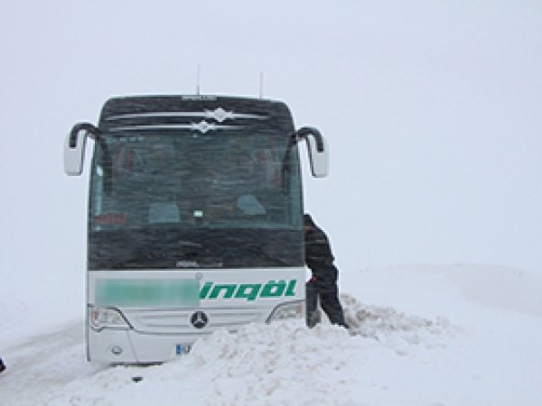 Yolcu otobüsü karda mahsur kaldı