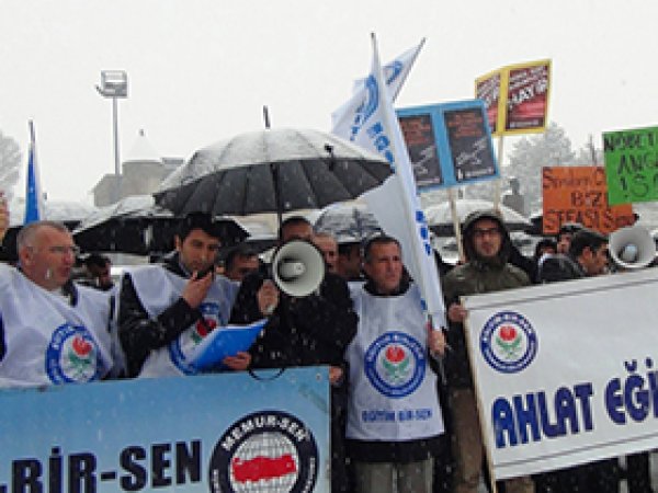 'Öğretmenlerin haklarını iyileştirin'