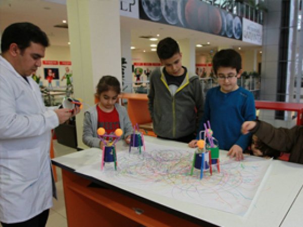 Öğrenciler desen çizen robot yaptılar