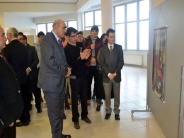 Manas Üniversitesinde Grafik Tasarım Sergisi