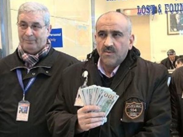 Hamal, dolar dolu çantayı sahibine teslim etti