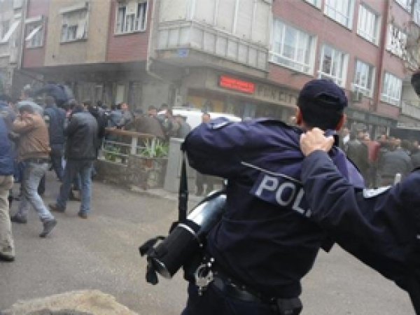 Tepki çeken polis görevden uzaklaştırıldı