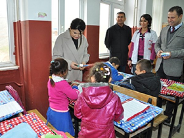 Öğrencilere diş fırçası ve macunu dağıtıldı