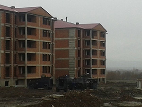 Cinayet zanlısı inşaatın çatısından inmiyor