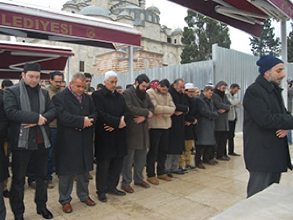3 Müslüman genç için gıyabi cenaze namazı